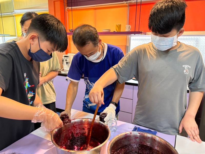 學生化身小小科學家熬煮果醬