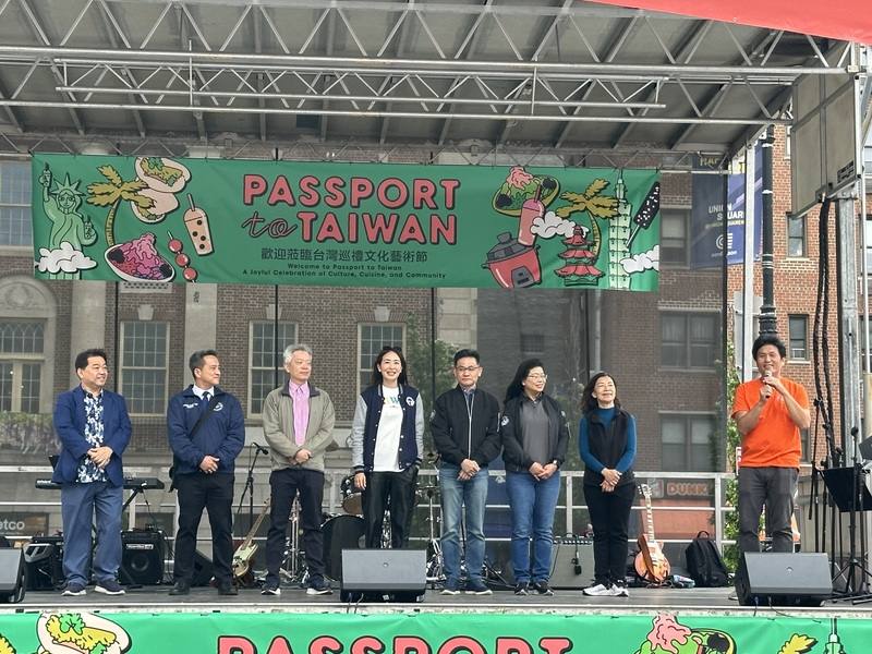 紐約台灣商會會長林慶甫（左1）、紐澤西州巴利塞德公園市市長保羅．金（左2）、駐紐約辦事處長李志強（左3）與台北101董事長賈永婕（中）出席紐約「台灣巡禮文化藝術節」活動。