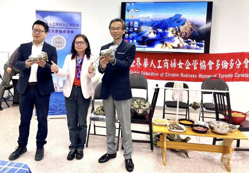 梁毅鵬、藍柏青及林麗娟手捧粽子分享端午包粽體驗成果