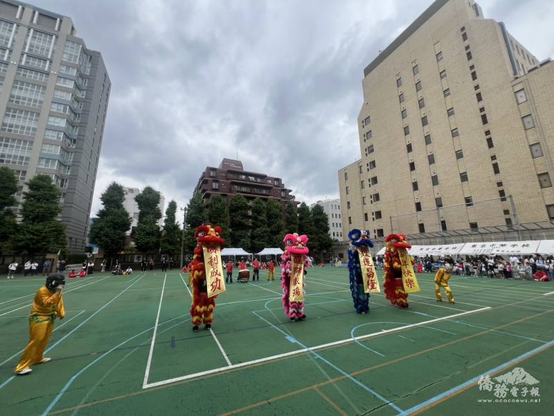 舞獅隊登場為園遊會熱鬧開場
