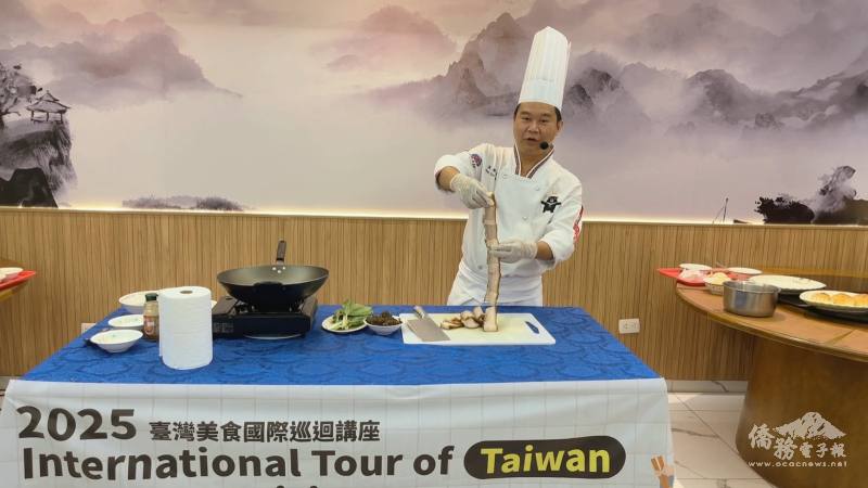 溫國智展現刀工，示範如何一刀不斷製作金牌一刀東坡肉