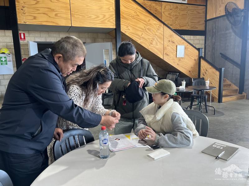 西澳僑務諮詢委員王錦昌（左一）與陳怡婷（左二）協助僑民確認文件是否正確