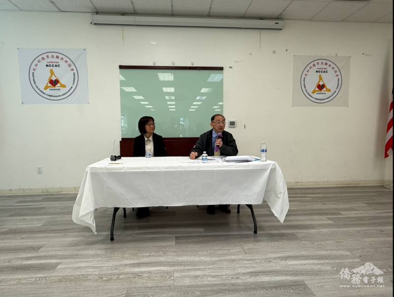 講座主講人鍾雅薰(左)及郭順德(右)向僑胞詳細解說相關訊息