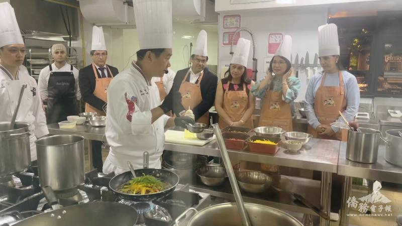 溫國智向省長夫人、總領事陳慧芬、僑務諮詢委員劉秀珠等貴賓示範如何製作臺式柳汁