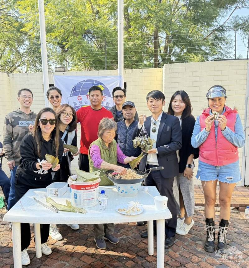 駐南非代表處僑務秘書曾權榮(右3)應邀出席豪登省臺灣商會舉辦端午節親子文化活動