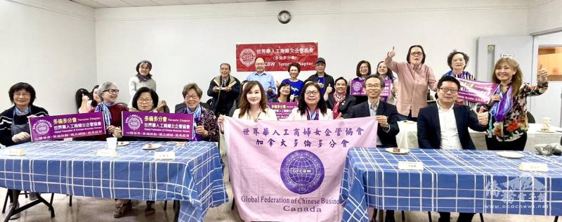 駐多倫多辦事處處長梁毅鵬、文教中心主任藍柏青與世華成員合照