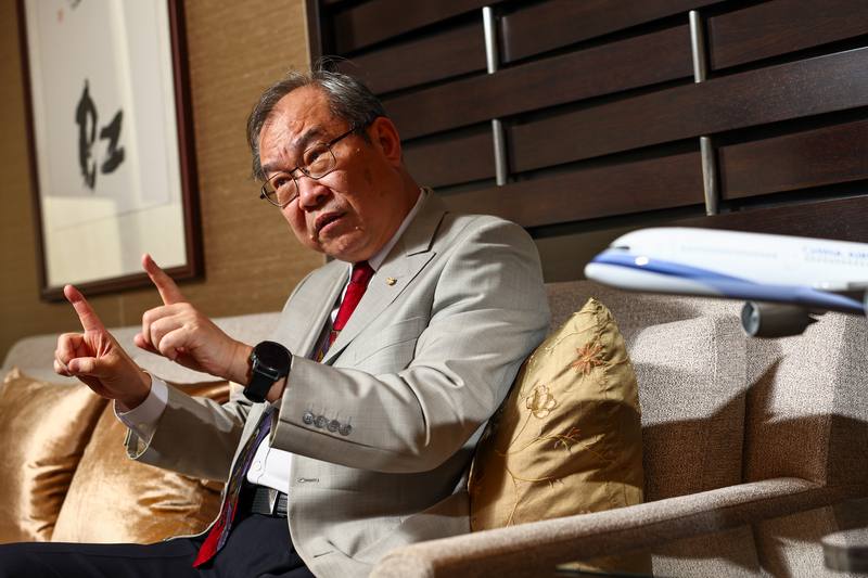 華航啟動與空巴、波音史上最大的購機計畫，面對美國總統川普掀起全球變局，華航董事長高星潢（圖）以「逐水草而居」比喻，未來機隊布局靈活、務實，「哪裡有市場、就飛向哪裡」。