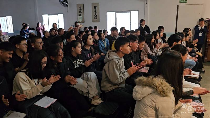 比賽現場氣氛熱烈，觀眾熱情鼓掌給予鼓勵