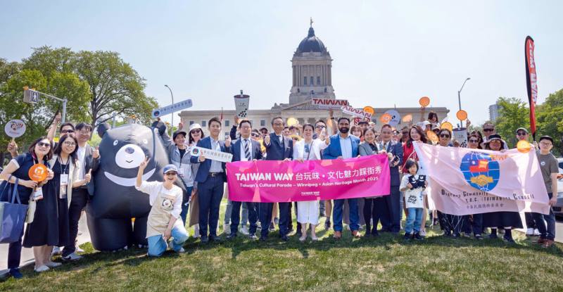 駐多倫多辦事處長梁毅鵬在加拿大曼尼托巴省議會大廈廣場前，與當地政要及台灣鄉親合照。（駐多倫多辦事處提供）