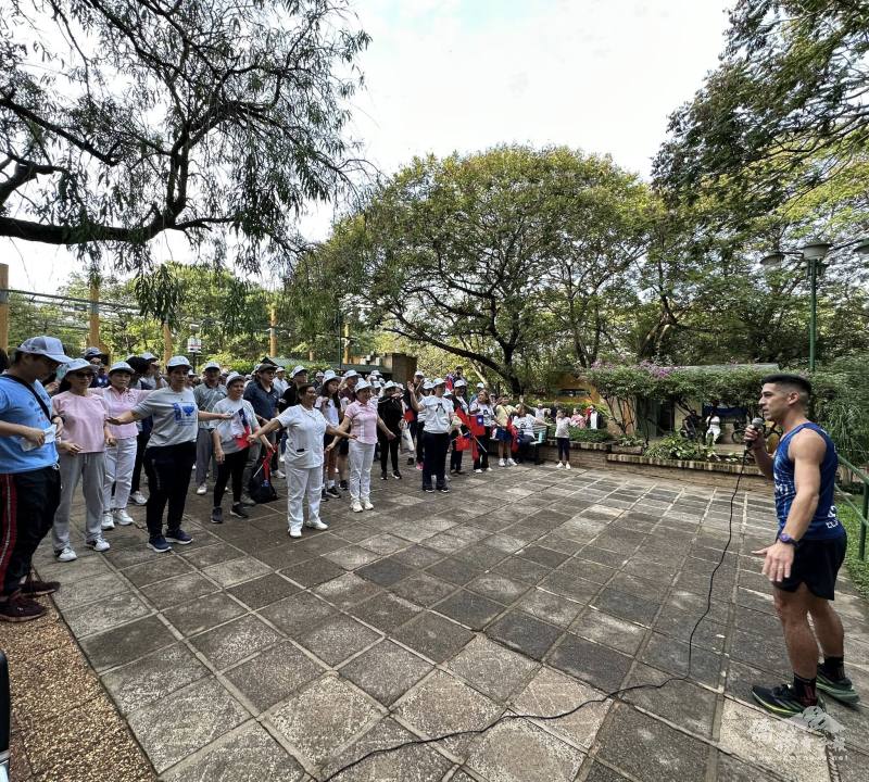 主辦單位於活動前邀請健身教練帶動熱身操