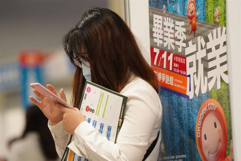 圖為社會新鮮人前往就業博覽會了解工作資訊。（中央社檔案照片）