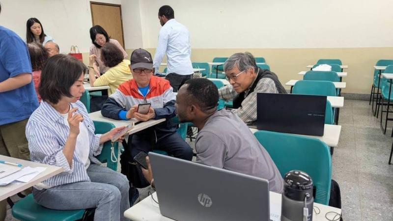 國立台灣科技大學樂齡大學攜手外籍生共學，以「AI（人工智慧）世代共享」為主題，帶領樂齡學員用AI工具創作雙語生命故事繪本與動人影片。（台科大提供）