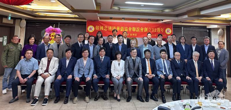 駐韓國代表處梁光中代表伉儷與出席貴賓合影