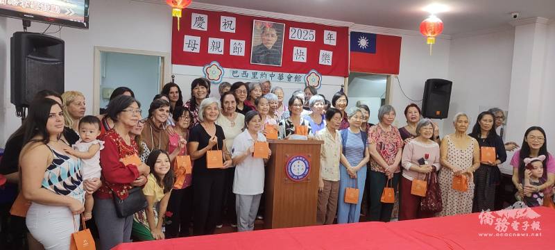 母親節慶祝活動現場的媽媽們一起合影慶祝母親節