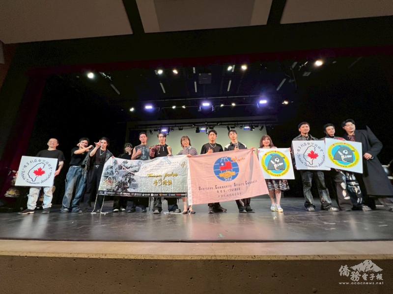 僑務組組長陳碧蓮與十鼓擊樂團團員合照