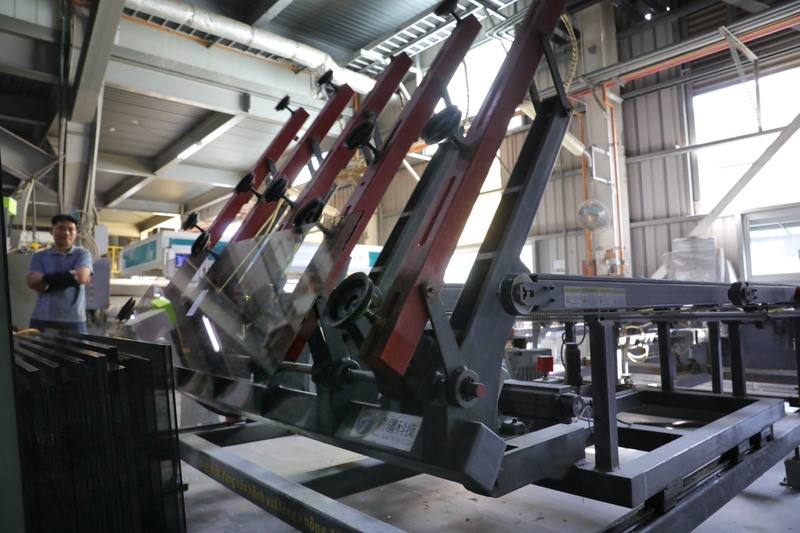 生木科技玻璃股份有限公司因應產業智慧化與數位轉型趨勢，優化生產流程、推動製造端智慧升級，提升產業競爭力，並規劃「立足台灣，進軍國際」，期許成為台灣品牌客製精細玻璃加工廠。