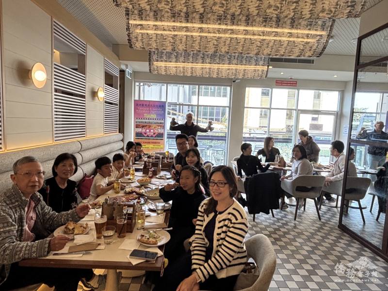 澳洲臺灣多元文化協會會長簡明輝贈送粽子與會員合影