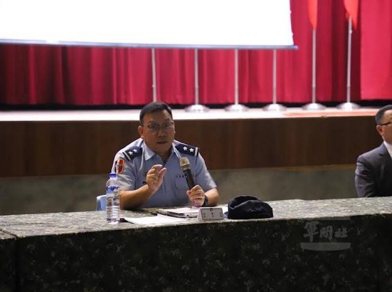 軍法巡迴教育座談外島場次，由法律事務司司長沈中將主持。（國防部提供）