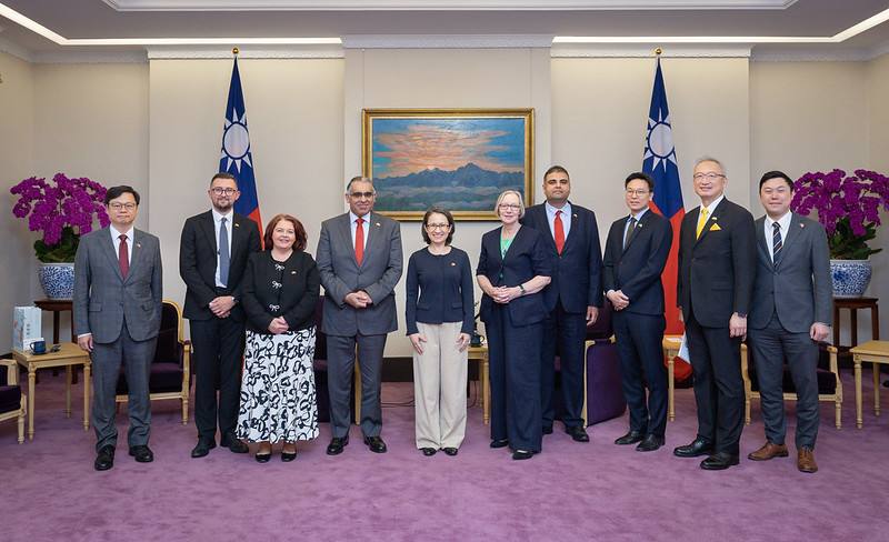 副總統與「英國工黨台友會訪問團」合影