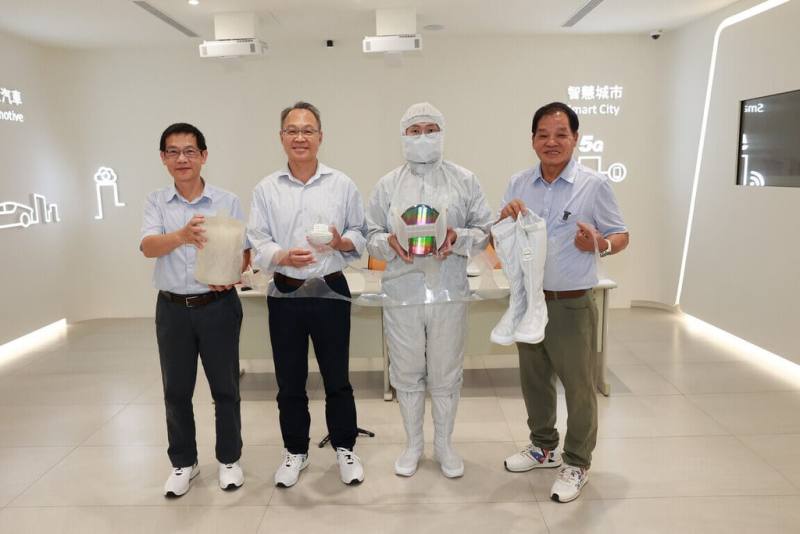 國立高雄大學與日月光半導體及彪琥鞋業合作，以回收「熱塑性聚烯烴」（TPO）為主體，將廢膠帶變身抗靜電鞋大底，體現「搖籃到搖籃」的綠色設計精神。（國立高雄大學提供）