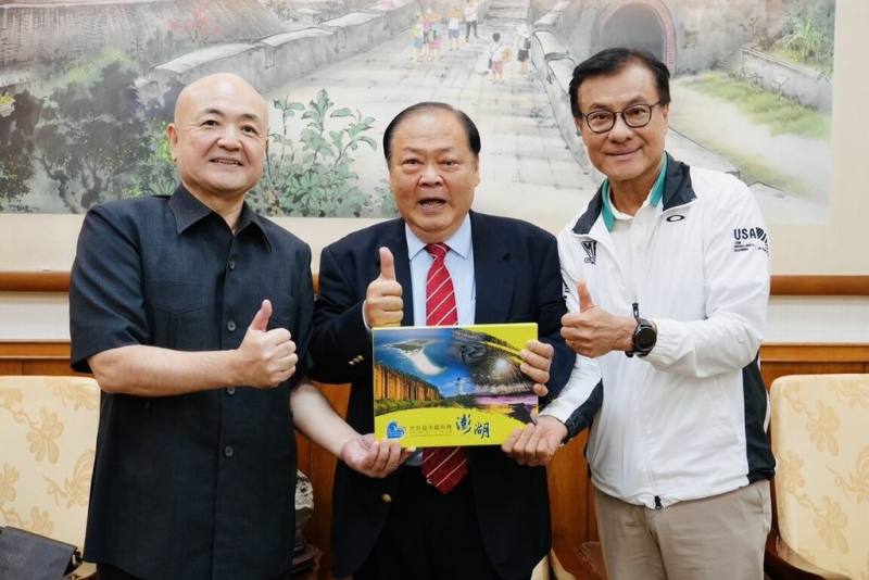 日本交流協會駐台代表片山和之（左）26日在台灣日本關係協會會長蘇嘉全（右）陪同下抵達澎湖參訪，並拜會縣長陳光復（中）。（澎湖消縣政府提供）