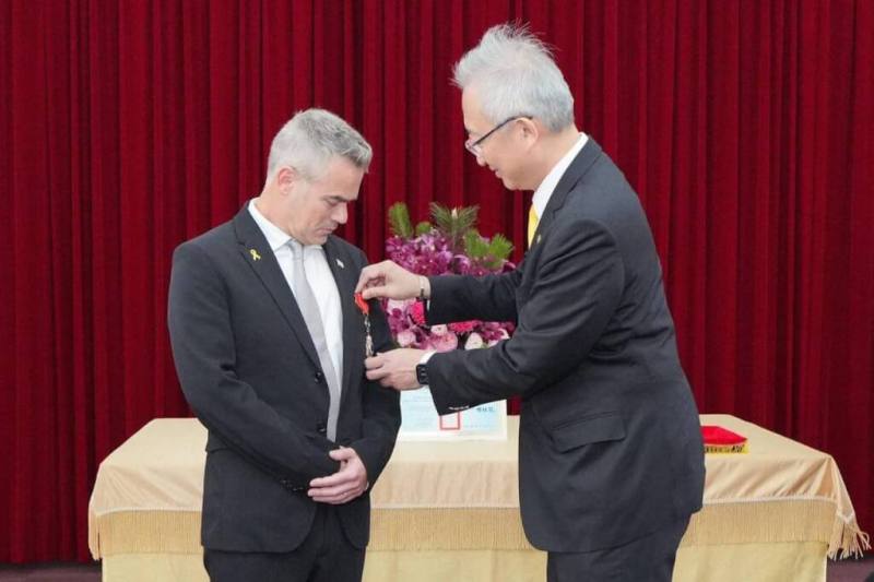 外交部政務次長吳志中（右）4月23日頒贈以色列國會友台小組主席杜伯斯基（左）睦誼外交獎章。（外交部提供）