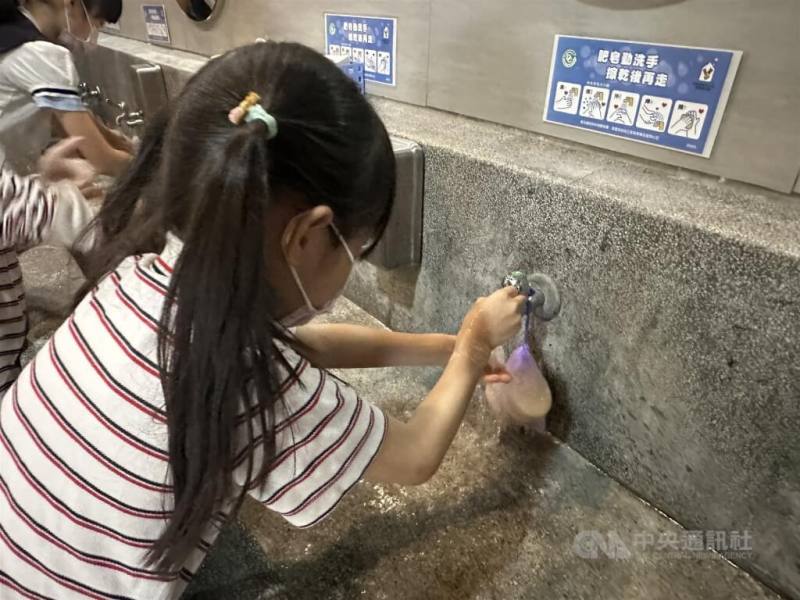 時序進入腸病毒好發季節，疾管署27日提醒，帶孩童出入人多擁擠場所，應教導孩童注意使用設施前後應以肥皂正確洗手。（中央社檔案照片）