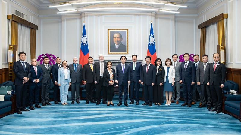 總統與「美國關島總督古蕾露暨夫婿」合影