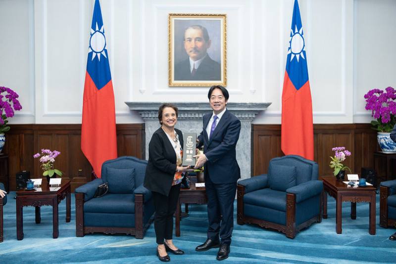 賴清德總統27日上午接見美國關島總督古蕾露（Lourdes A. Leon Guerrero）暨夫婿