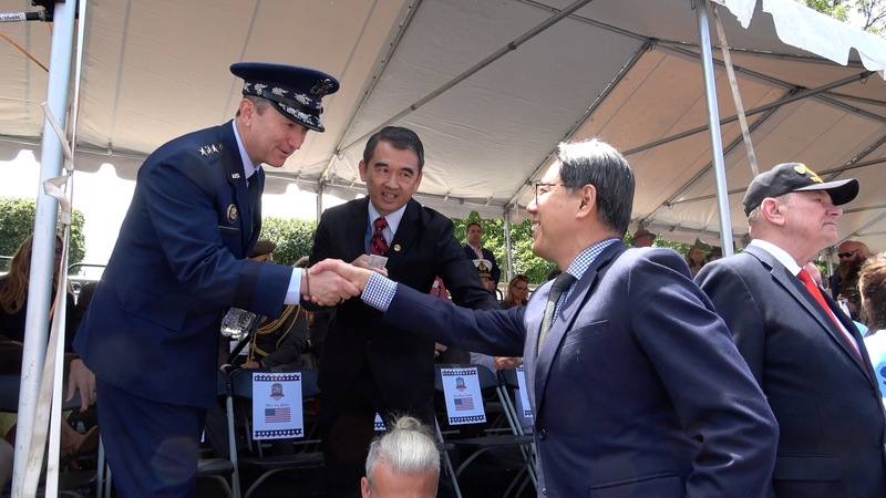 華府26日舉行陣亡將士紀念日遊行，美國參謀首長聯席會議主席凱恩（左）與駐美代表處退伍軍人事務組組長劉慶元（左2）、駐美副代表姜森（右2）寒暄互動。