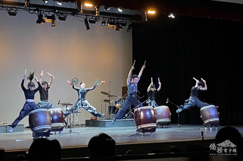 十鼓擊樂團的表演展現出精彩的生命力與耀動