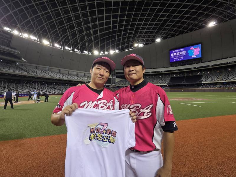 MBA隊參賽世壯運，領隊林逸翔(右)與隊長兼教練蔡俊生(左)很高興能為腦麻孩子們一圓心願。(江昭倫 攝)