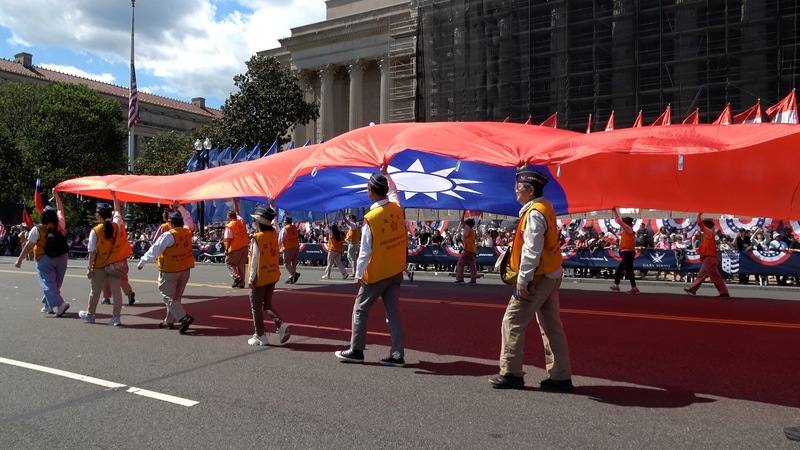 美國華府26日舉行陣亡將士紀念日遊行，今年遊行隊伍再度有台僑合舉的巨幅中華民國國旗現身。