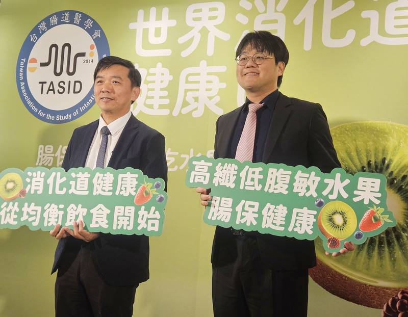 台灣腸道醫學會理事長郭昭宏（左）、秘書長李柏賢（右）27日在記者會中呼籲，腸胃好，人不老，腸道健康是身體整體健康的根本，許多腸道困擾其實可以透過簡單的飲食調整改善。