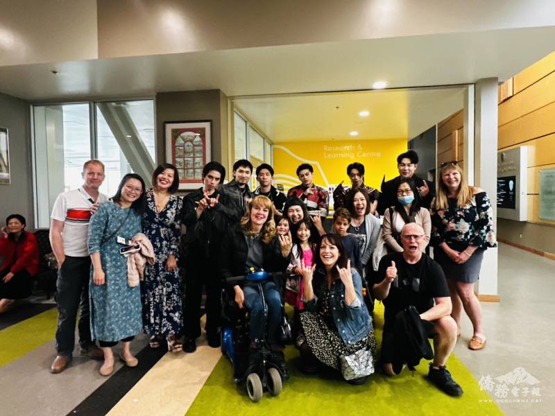 觀眾與十鼓擊樂團合影