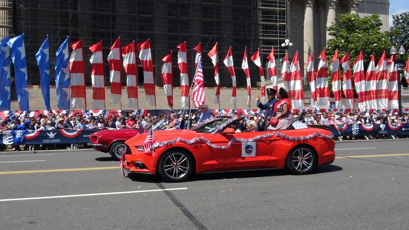 華府26日舉行陣亡將士紀念日遊行，共有多支隊伍參與，緬懷殞落戰場的英雄。
