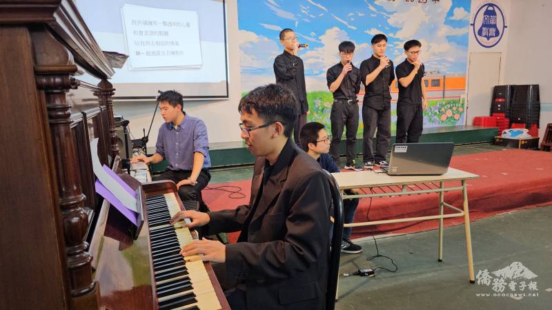 團體組四位男生與鋼琴手組成五人團隊，自彈自唱展現默契與創意，服裝造型也精心設計