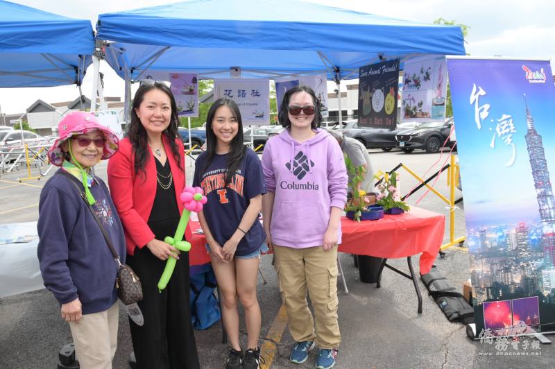 伊州華裔眾議員楊啟華(左二) 與花語社會員合影留念