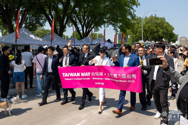 駐多倫多文化辦事處處長梁毅鵬、文化中心主任藍柏青及緬省移民暨勞工廳長Honourable Malaya Marcelino、公共服務廳廳長Honourable Mintu Sandhu共同參與文化踩街