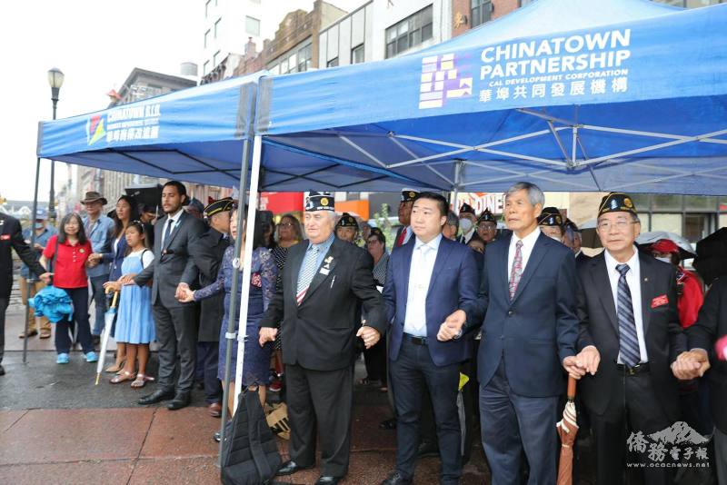 紐約華裔美國退伍軍人會2022年9月11日於曼哈頓華埠「華裔軍人忠烈坊」前舉行九一一悼念儀式，時任紐約中華公所主席曾偉康（右三）出席