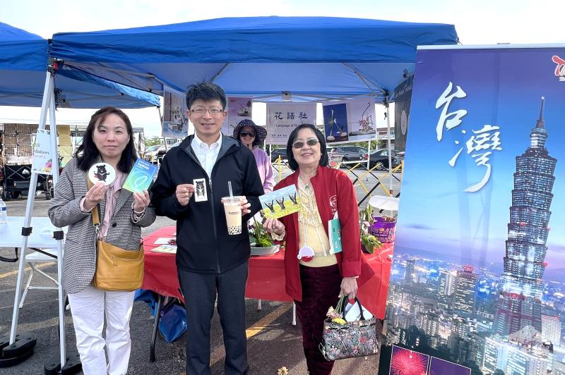 文教中心主任蔡季穎(中) 、 副主任陳怡珍(左) 及臺灣同鄉會前會長賴琦亮 (右) 在花語社合影