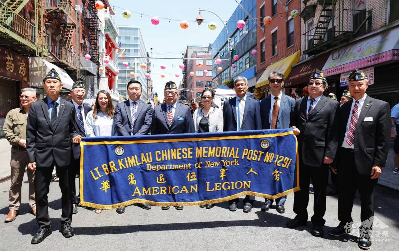 2023年11月5日，紐約華裔美國退伍軍人會在紐約市曼哈頓華埠舉行退伍軍人節遊行活動。時任紐約中華公所主席曾偉康（左五）等華社僑領出席