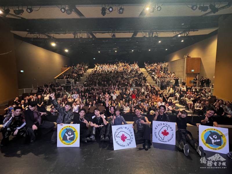 十鼓擊樂團與全場爆滿的觀眾大合照