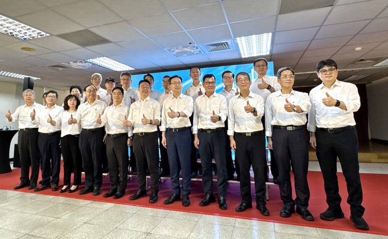 交通部長陳世凱（前排中）27日召開520週年記者會，會後觀光署說下半年可望公布旅宿業專案開放移工方案。