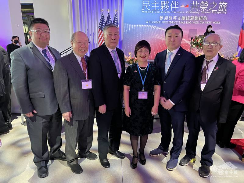 2023年3月前總統蔡英文「民主夥伴共榮之旅」過境美國紐約，紐約曼哈頓盛大舉行僑宴；僑委會委員長徐佳青（右三）與曾偉康（右二）等眾多僑領出席，展現僑界對政府的支持