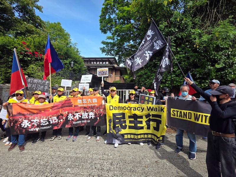 溫哥華支聯會主辦「民主行」，逾百人聚集在中國駐溫哥華領事館前抗議中共暴政，希望各界勿因與美國的貿易關稅戰而輕忽了中國的滲透威脅。