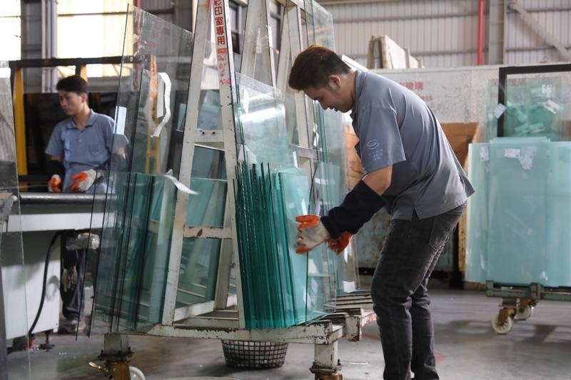 生木科技玻璃股份有限公司經歷多次轉型，從建置機械化工廠，到透過數位化轉型達到降低失誤率、提高生產效率及合理化人力配置等，未來將花費2至3年完成智慧化轉型，厚植產業競爭力。