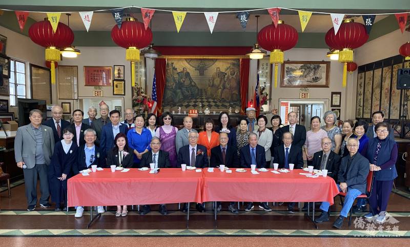 僑務委員會副委員長張良民(前排左五)與羅省龍岡親義公所主席張展鵬(前排右五)及宗親等人合影