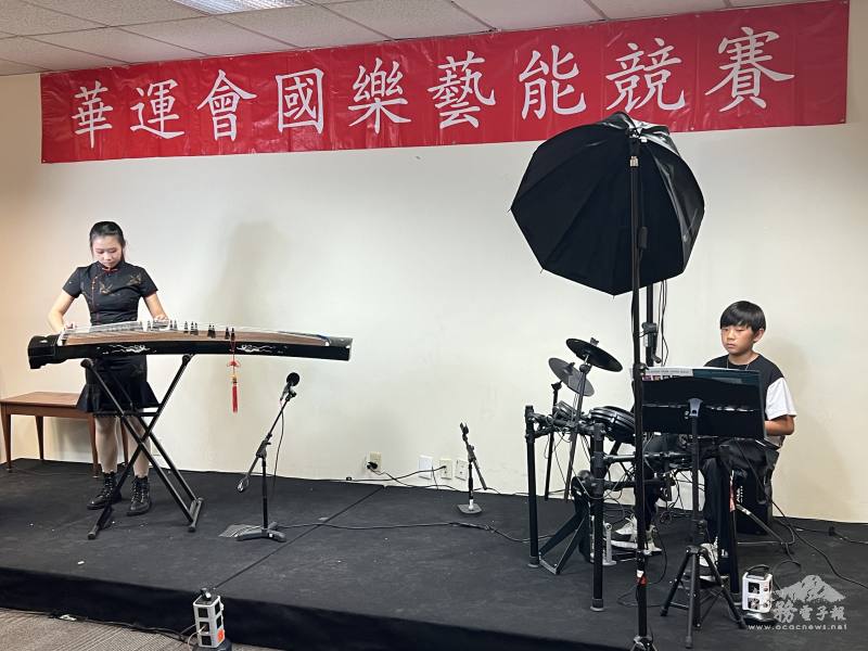 Tiara Wang(左)及Zayden Wang(右)姐弟檔帶來古箏與打擊樂器的跨界表演