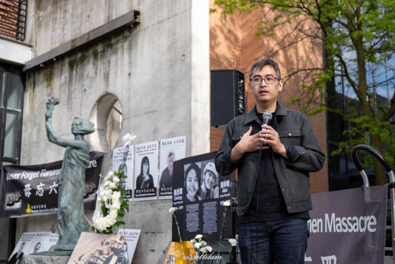 前香港學聯秘書長、因擔任「雨傘運動」領袖的周永康出席多倫多紀念六四向民主女神像獻花活動，與眾人共同悼念為民主犧牲的英魂，持續反抗強權暴政。（多倫多支聯會提供）